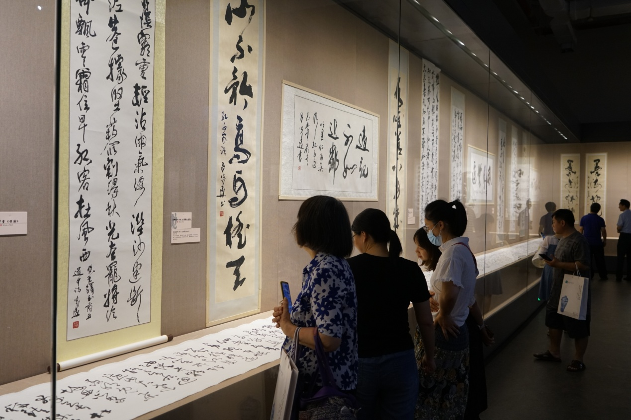 纸短情长 ——吕光远书法作品捐赠仪式暨“吕光远先生捐赠书法作品展”在桂林博物馆举行-展览-临时展览-桂林博物馆