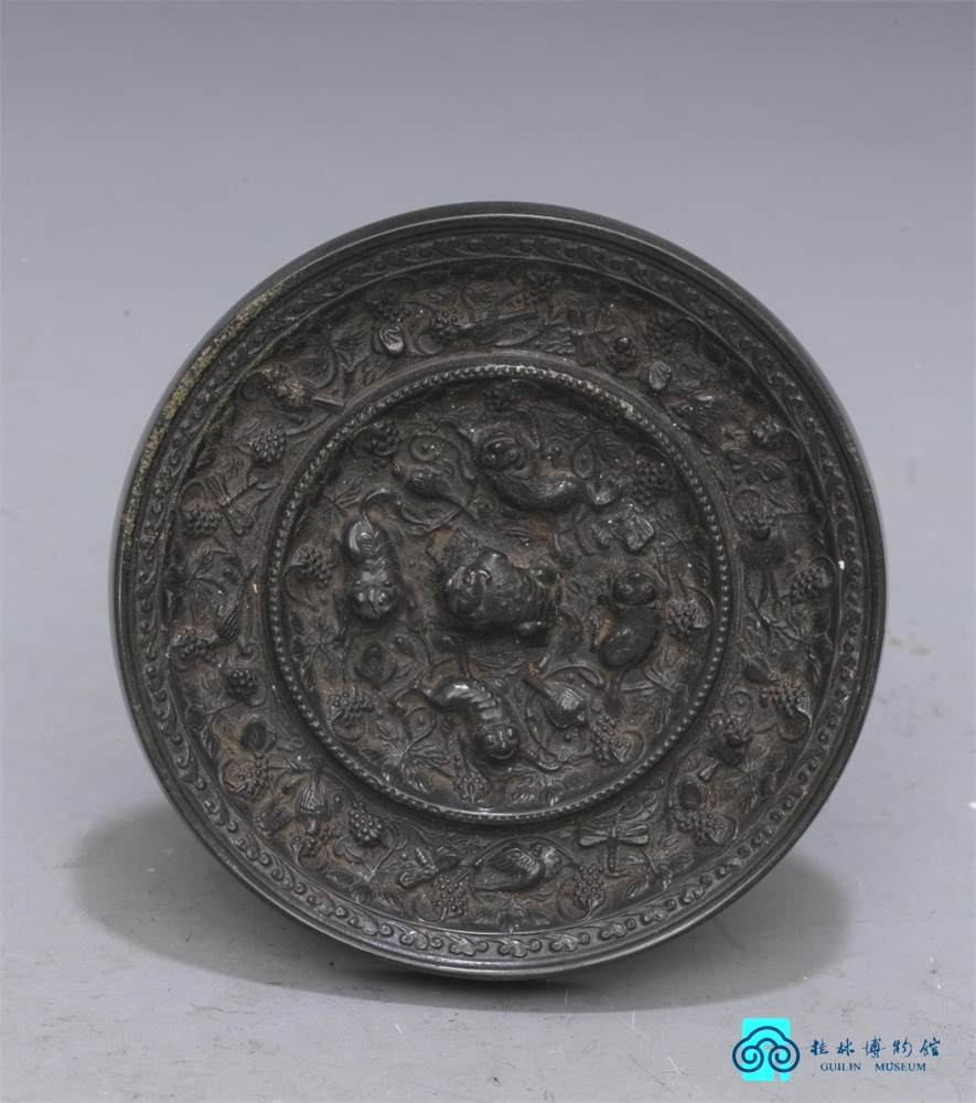 140 海兽葡萄纹铜镜 直径10.8cm，厚1.1cm 唐.jpg