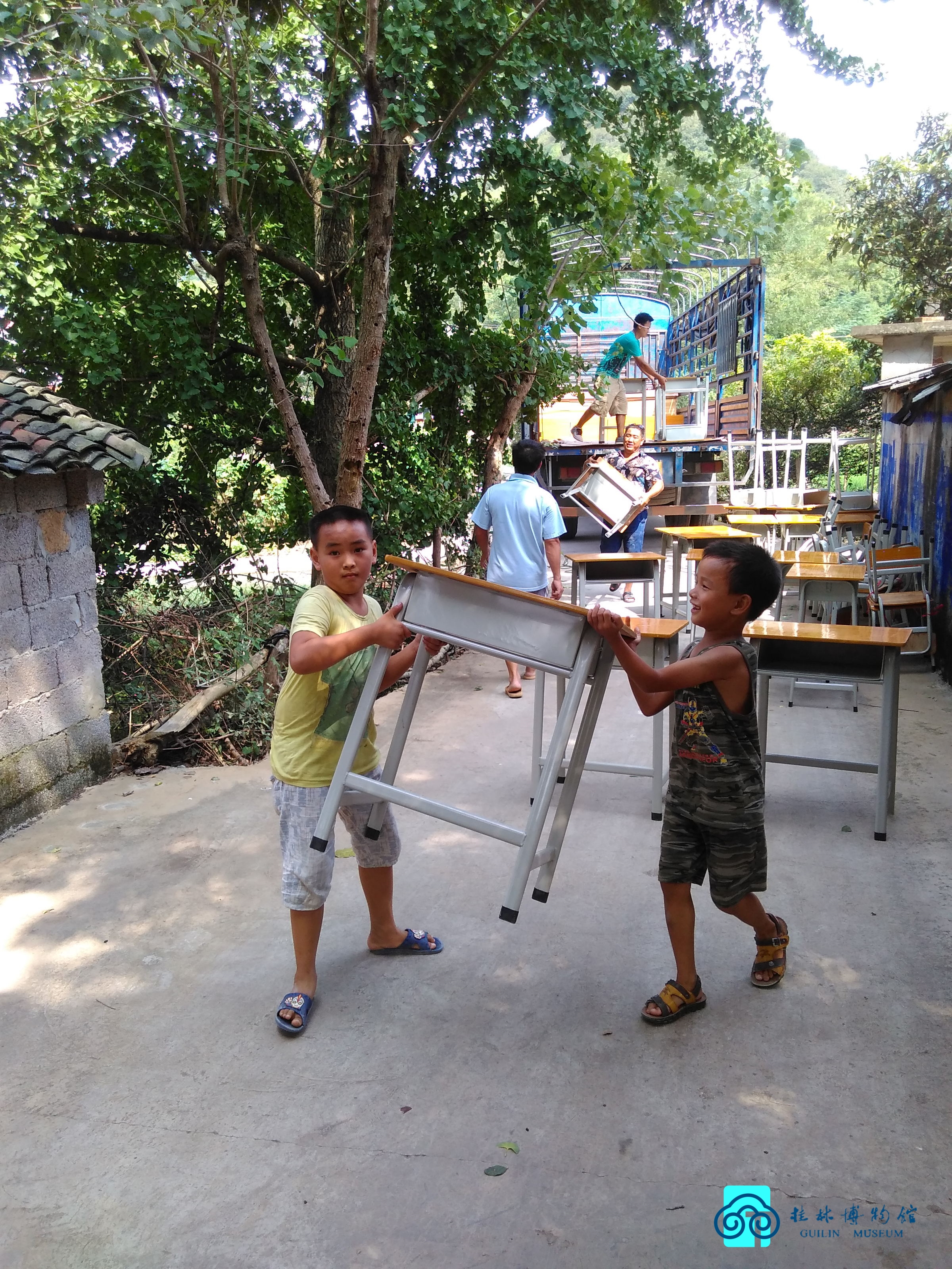 6桂林博物馆为太白地小学捐赠课桌_看图王.jpg