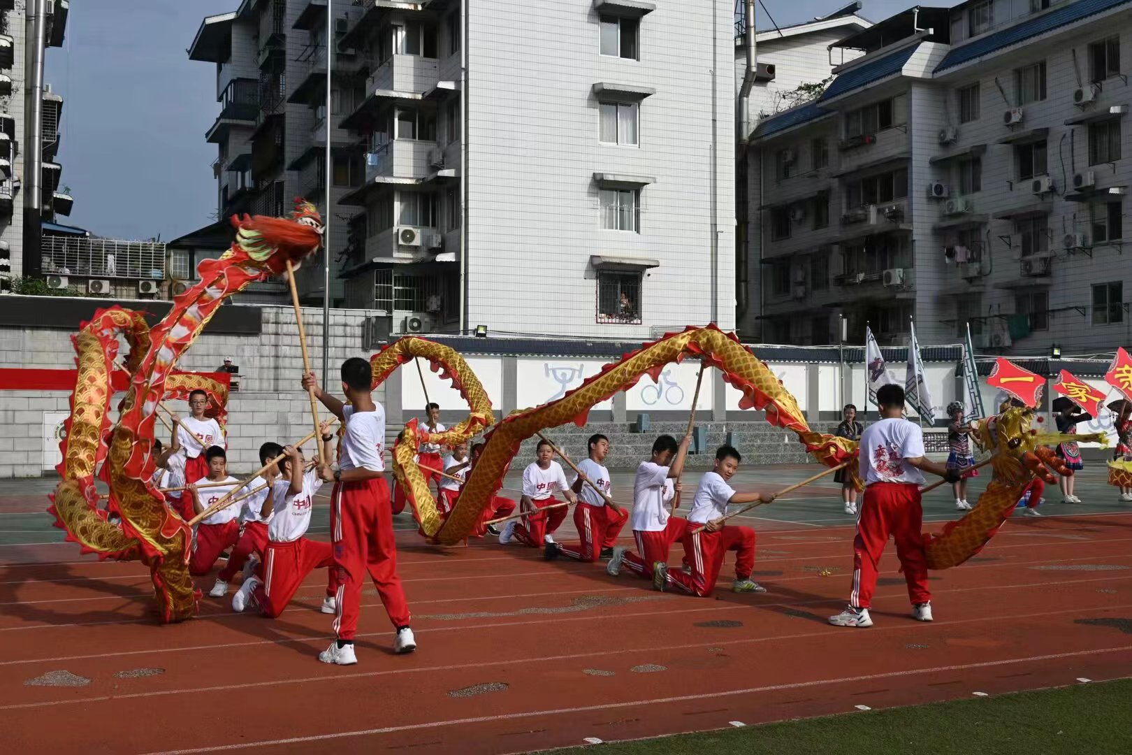 桂林中学孩子们表演《中国龙舞起来》.jpg
