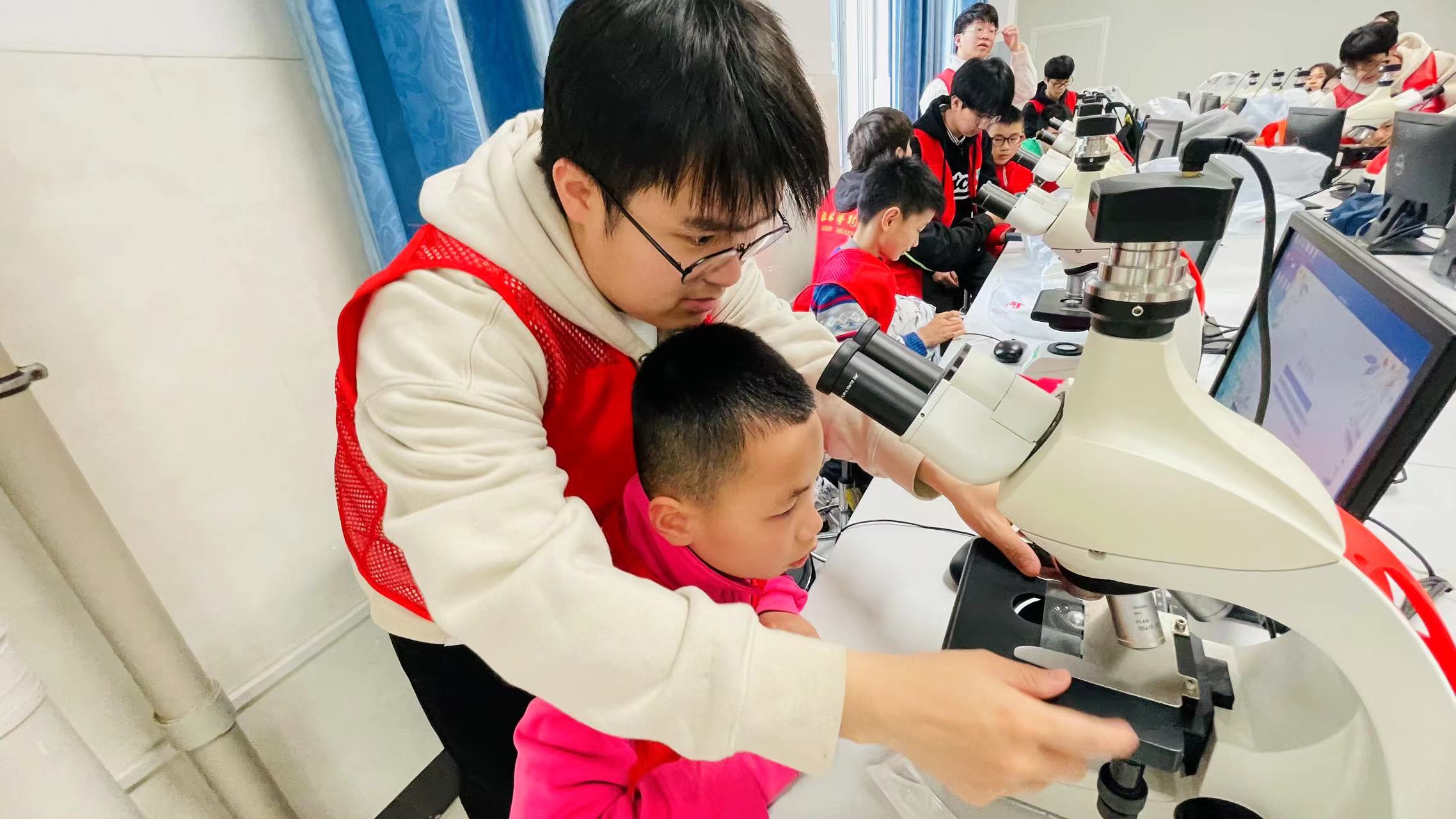 小志愿者在大志愿者的陪同下来到桂医实验室参加生物知识科普课堂1.jpg