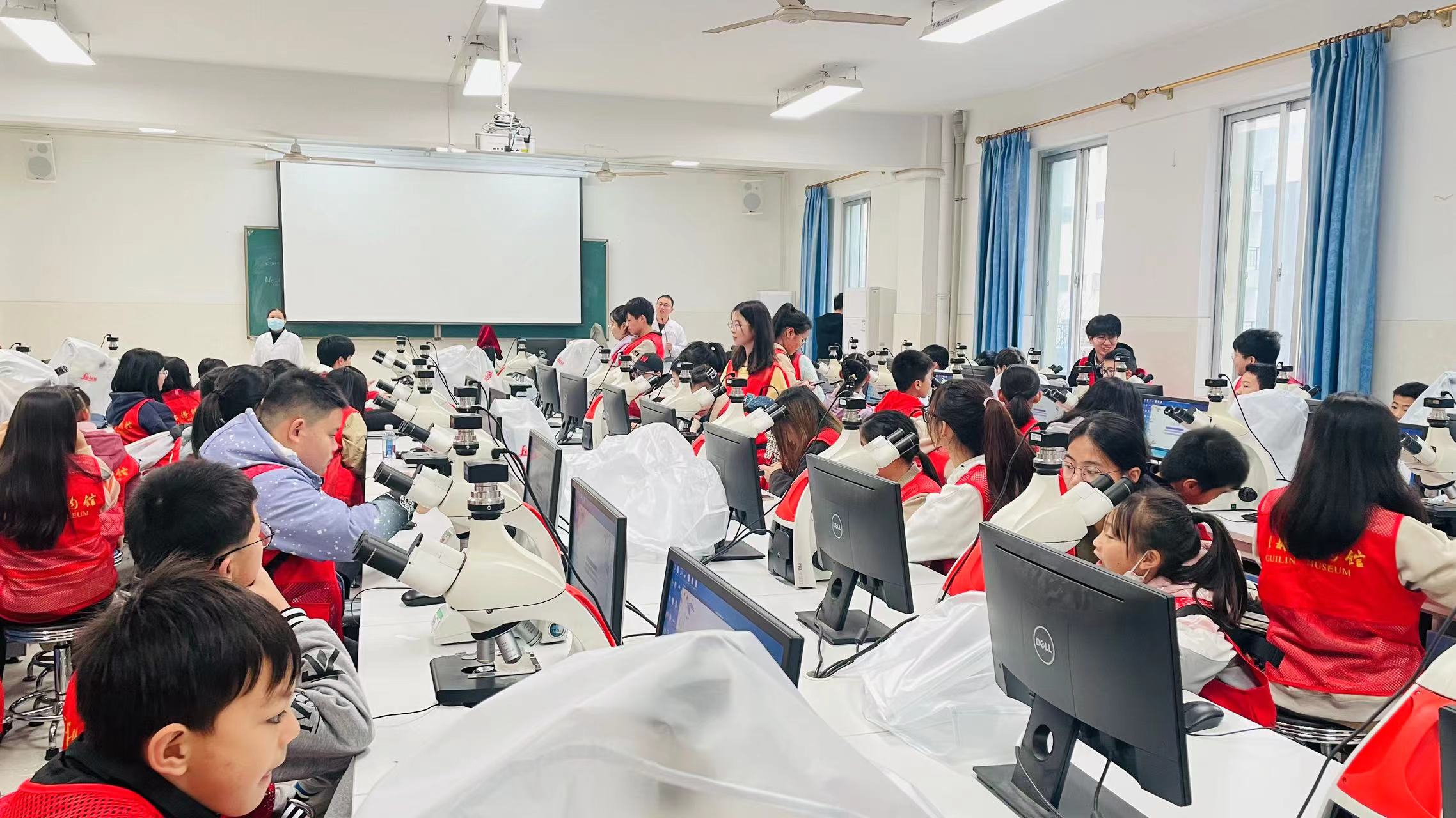 小志愿者在大志愿者的陪同下来到桂医实验室参加生物知识科普课堂2.jpg