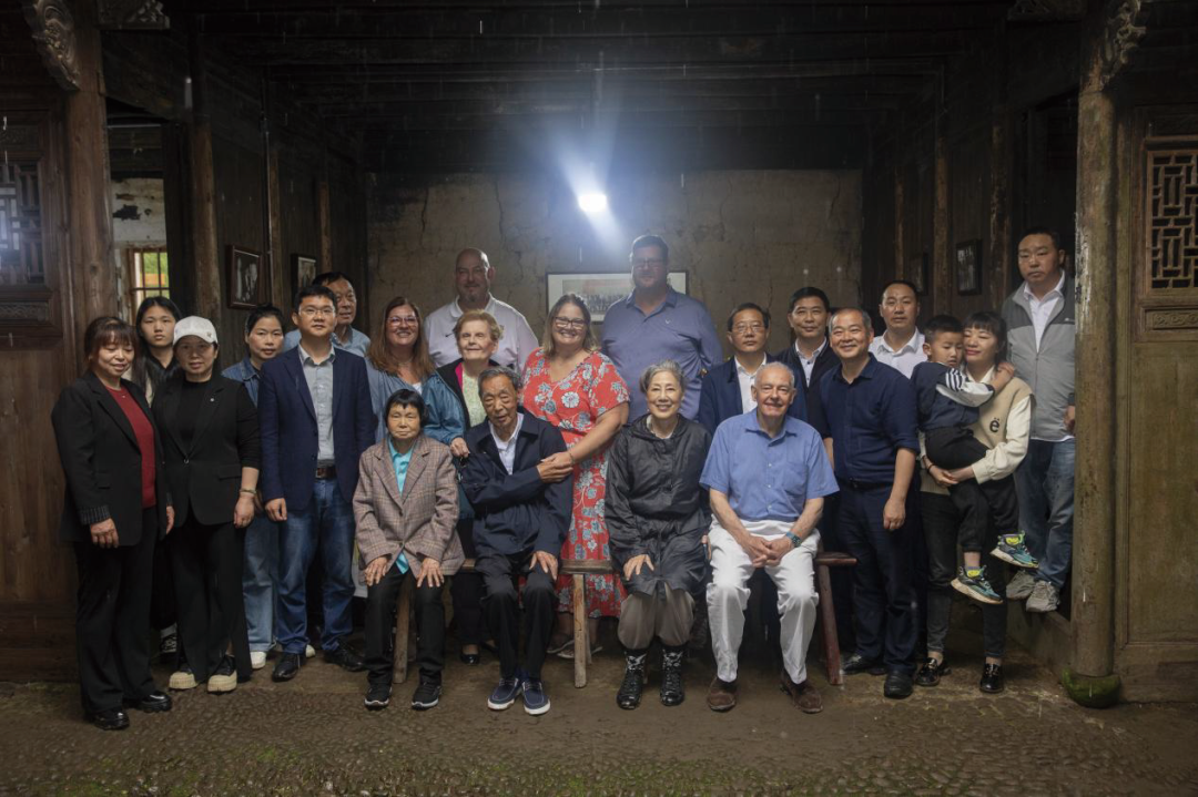 4美国杜立特突袭者后裔与江山杜立特行动救援者后裔在营救地旧址合影留念.png