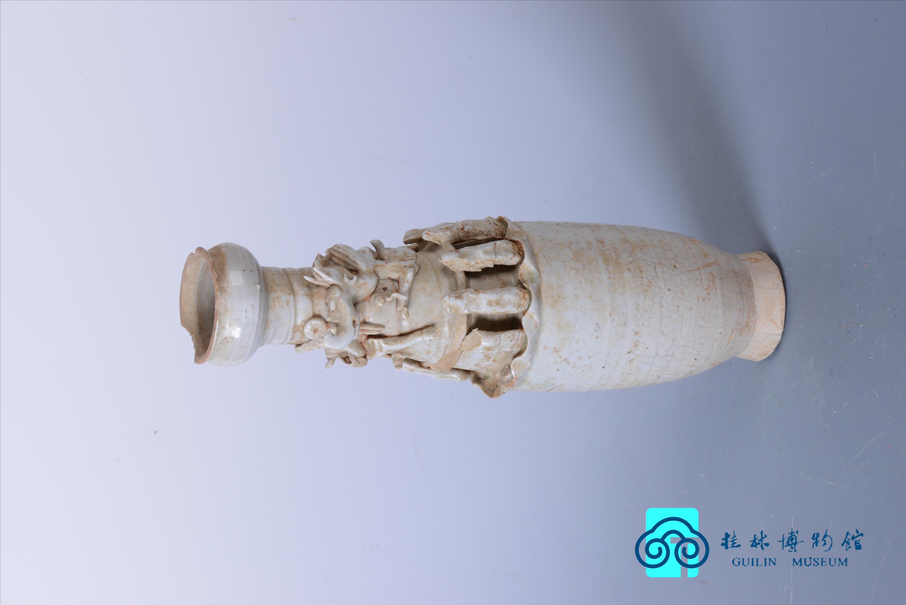 中国南宋越州窯影青貼塑人物紋魂瓶 中国南宋越州窯影青貼塑人物紋魂瓶 中国南宋越州窯影青貼塑人物紋魂瓶