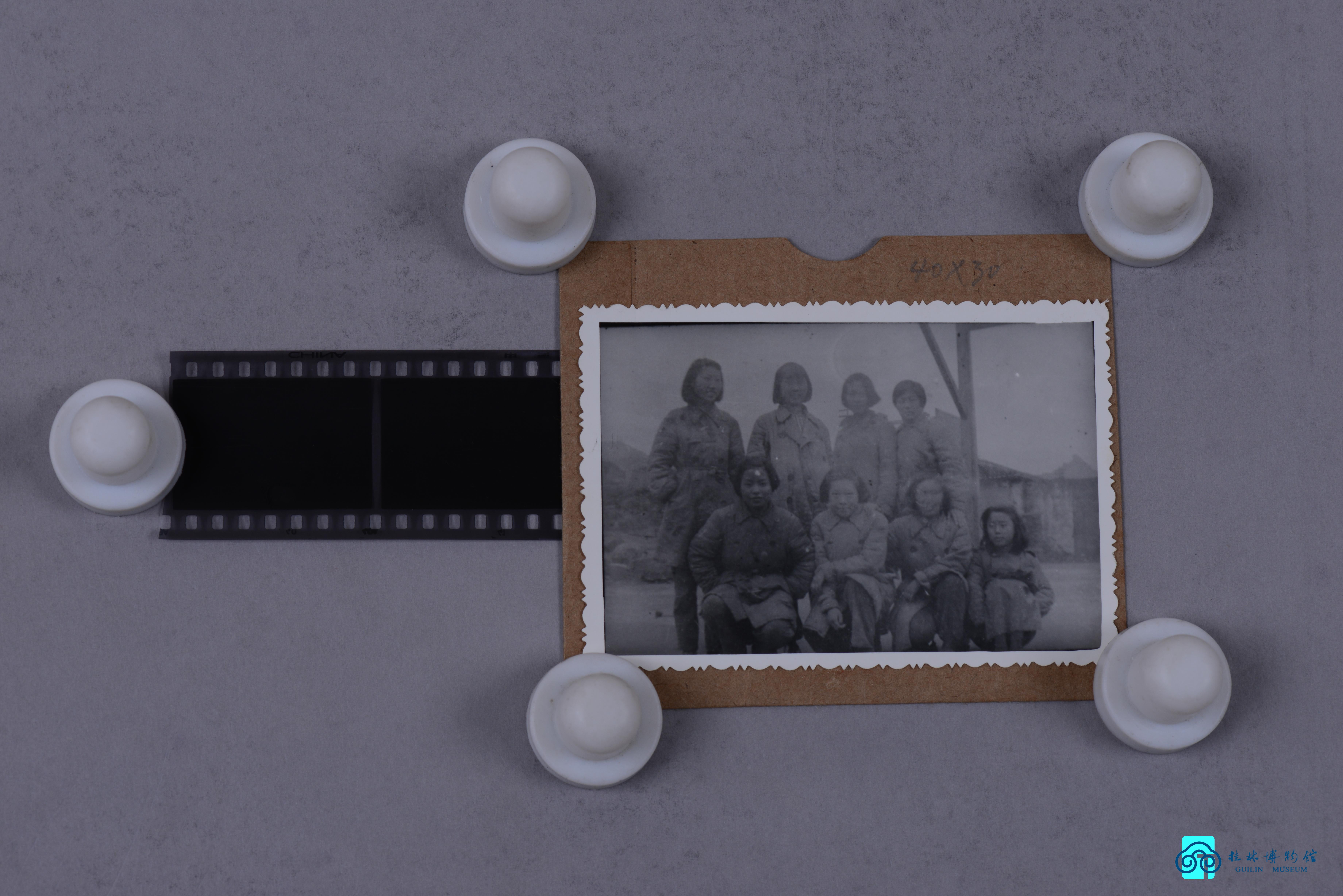 1981年 1939年春抗宣一队成员于在桂林的合影底片翻拍件