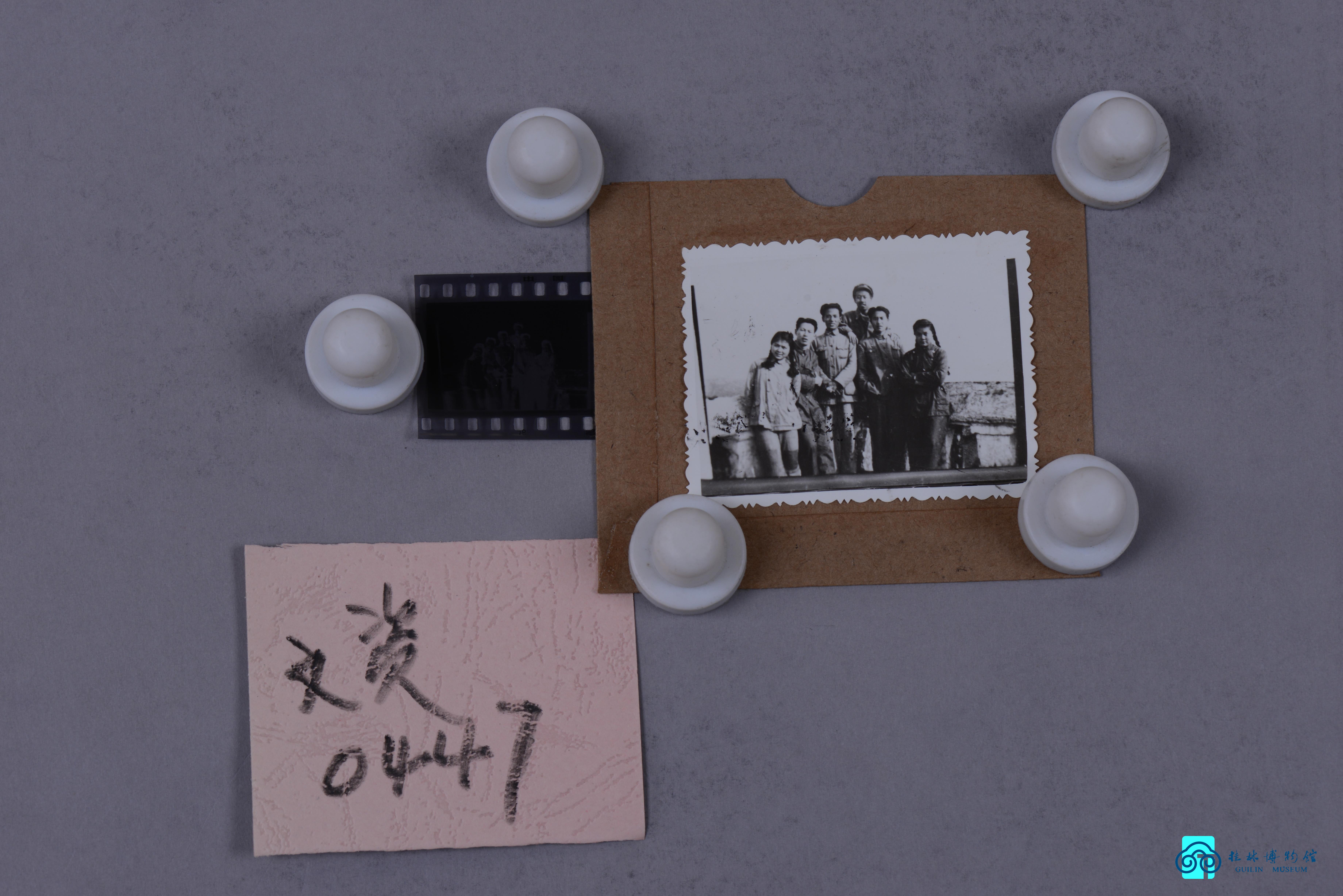 1981年抗战时期演剧八队部分同志合影底片翻拍件